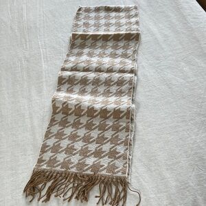 Houndstooth Patterned Tan and Cream Table Runner